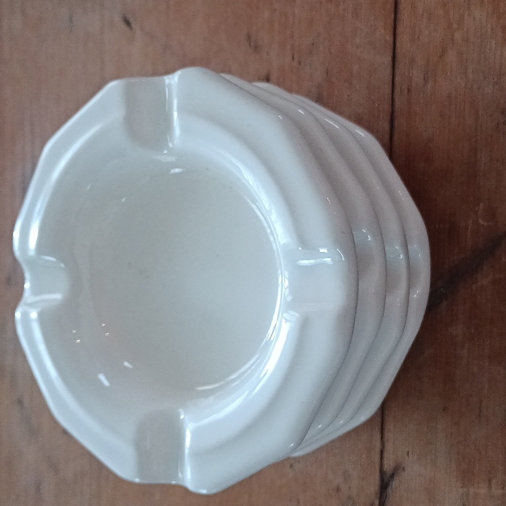 4 Pc Set Vintage Stoneware 3.5" Pfaltzgraff white ashtrays. Pfaltzgraff 3.5"